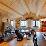 Mountain Getaway With Sauna And Views Feriehus